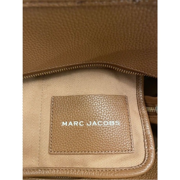 Marc Jacobs Medium Tote Bag with Structured Design and Embossed Text - Picture 3 of 12